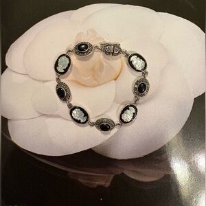 🖤🤍BLACK ONYX & MOTHER OF PEARL CAMEO STERLING SILVER WITH MARCASITE BRACELET!🖤🤍